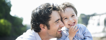 Esos hombres que apenas se involucran en el cuidado de sus hijos porque ellas lo hacen mejor