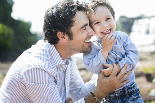 Esos hombres que apenas se involucran en el cuidado de sus hijos porque ellas lo hacen mejor