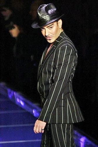 John Galliano lanzará una nueva marca de ropa para el hombre