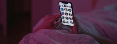 Que la luz azul del móvil nos produce insomnio va a acabar siendo un mito: un estudio le resta importancia y añade un posible causante