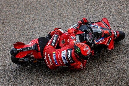 Pecco Bagnaia repite pole, Marc Márquez se cae tres veces y Johann Zarco se beneficia de su propia caída