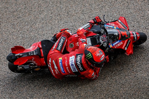 Pecco Bagnaia repite pole, Marc Márquez se cae tres veces y Johann Zarco se beneficia de su propia caída