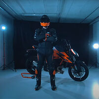 Si tienes una KTM Duke puedes ganar una equipación o un viaje a Mattighofen con solo subir una foto