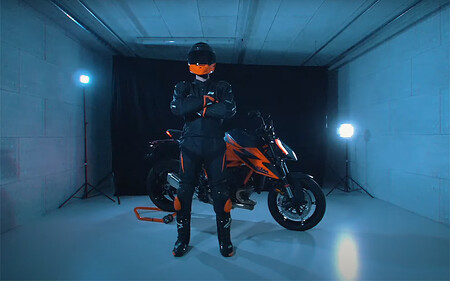 Si tienes una KTM Duke puedes ganar una equipación o un viaje a Mattighofen con solo subir una foto