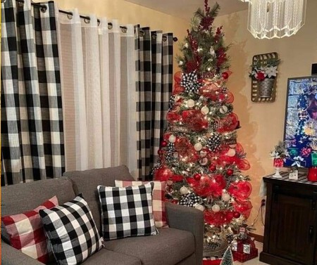 ¿Cansada del plateado y el verde? Esta inesperada mezcla de colores es la tendencia para una decoración navideña en 2025