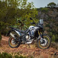 Hay una trail china que lo está petando en España, y es nueva. Por menos de 8.000 euros te da lo que una Honda Africa Twin