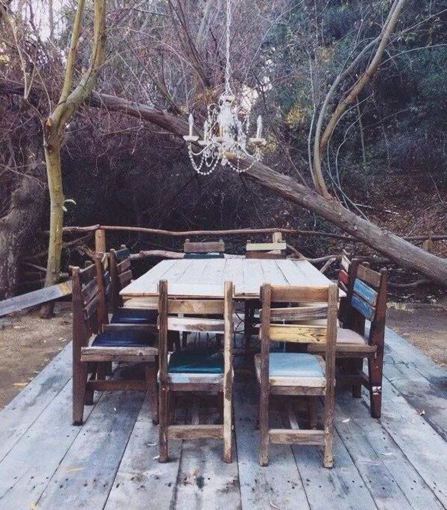 La clásica y elegante lámpara Chandelier reaparece en lugares