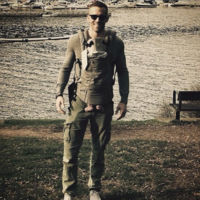 La importancia de mirar las instrucciones del portabebé antes de usarlo: niño al suelo en 3, 2, 1... 