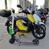 Los controladores SER de Madrid podrán multar a patinetes, bicis y motos compartidas mal aparcadas a partir de 2021