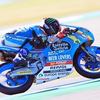 Canet manda, Martín vigila y Bezzecchi acecha el primer día de Moto3 en Phillip Island