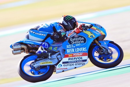 Canet manda, Martín vigila y Bezzecchi acecha el primer día de Moto3 en Phillip Island