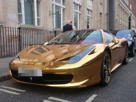 Un Ferrari cubierto de oro