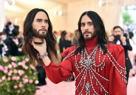 Jared Leto pasea por la MET Gala con la cabeza en sus manos como parte de su look