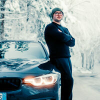 La psicología demostró en 1988 algo que Tesla y BMW llevan años monetizando sin decirlo: el coche es una extensión de tu ego