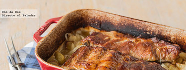 Costillar de cerdo asado con cebolla y patatas. Receta de carne al horno