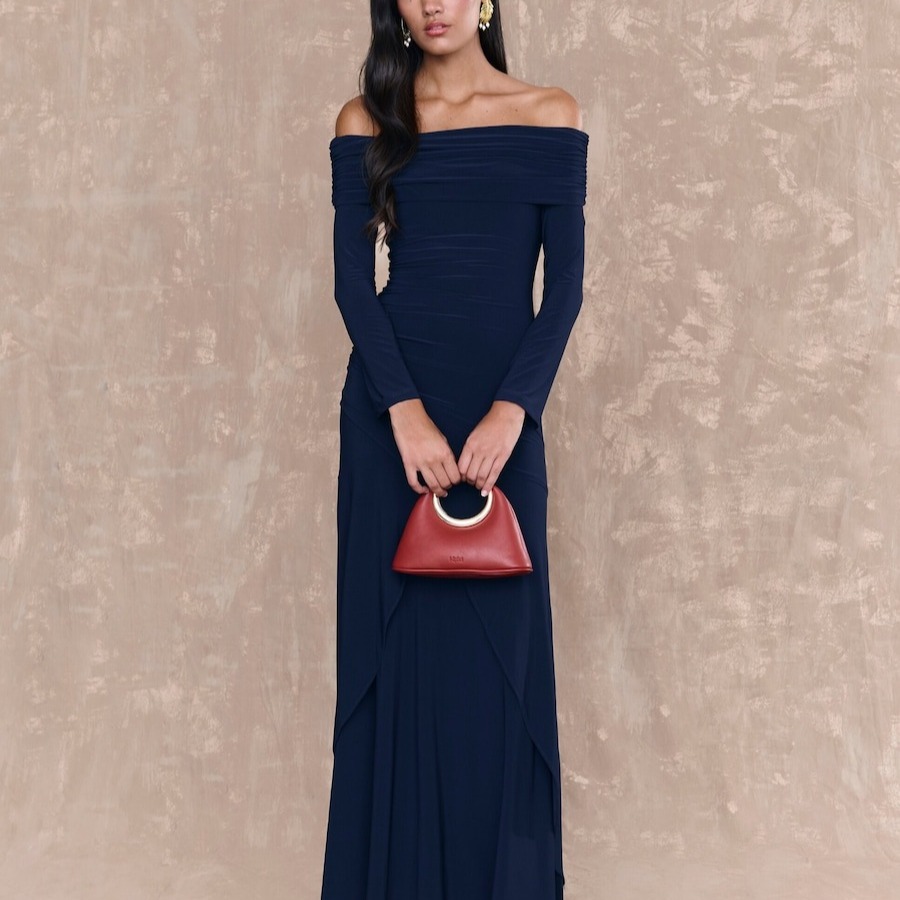 MIPHAI - Vestido largo con escote barco y falda asimétrica.