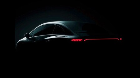 El Mercedes-Benz EQE la berlina eléctrica a escala del EQS, y ya se ha dejado ver antes de su presentación en Múnich