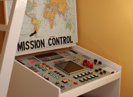 Un impresionante escritorio de trabajo que se convierte en un panel de control de la NASA