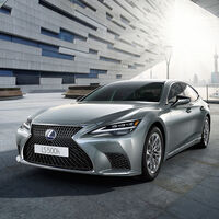 El nuevo Lexus LS 500h sigue siendo la misma berlina híbrida, pero ahora aparca mejor sola y es más segura y conectada