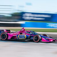 Alexander Rossi gana en el rutero de Indianápolis y Álex Palou recorta distancias en la adversidad