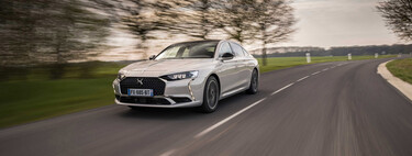 Probamos el DS 9 Plug-In Hybrid 360 CV: una berlina para devorar kilómetros y kilómetros de carretera más a gusto que con cualquier SUV