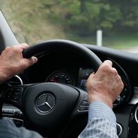 La DGT habla sobre los "viejennials" al volante: probabilidad del 170% de saltarse un Stop, pero menos excesos de velocidad