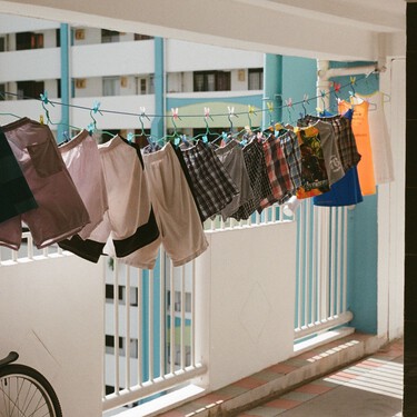 La técnica japonesa para secar la ropa dentro de casa mejor y más rápidamente 