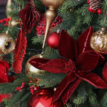 Luces, esferas o guirnaldas: a la hora de decorar tu árbol de Navidad, qué va primero