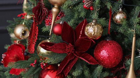 Luces, esferas o guirnaldas: a la hora de decorar tu árbol de Navidad, qué va primero