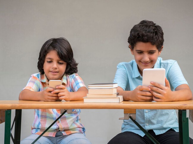 CDMX ya puso reglas a los celulares en escuelas: el Congreso aprueba regulación para primarias y secundarias