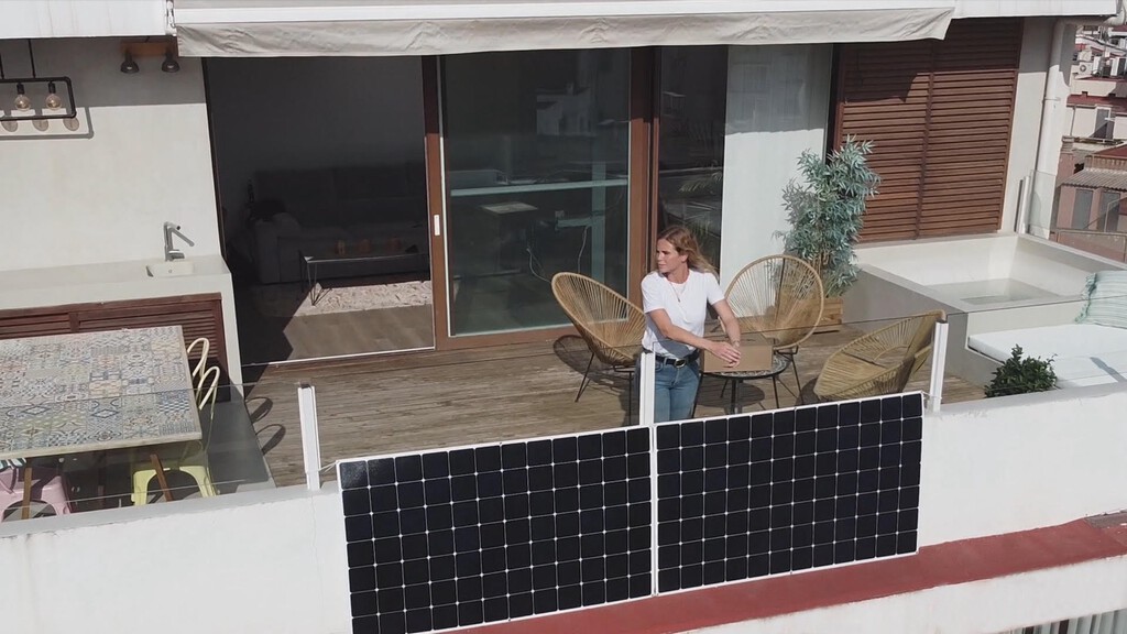 Estos kits de autoconsumo solar ayudan a ahorrar en la factura de la luz y se pueden colocar en balcones, toldos y pérgolas