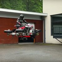 La moto Lazareth de cuatro turbinas ya vuela 'sin ruedines' en este vídeo, aunque sigue pareciendo humo