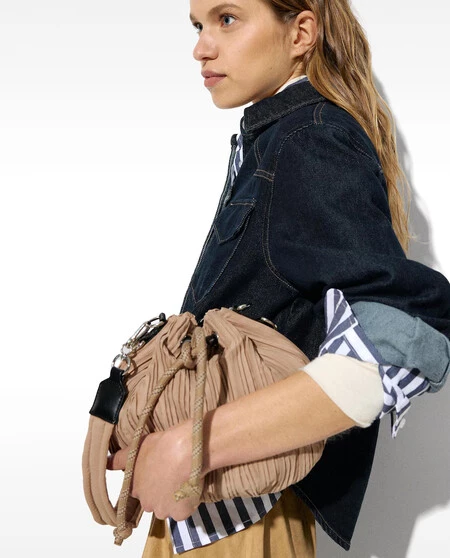 Bolso De Hombro Estilo Bucket Plisado Con Cierre De Cuerda En Liso