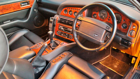 El Aston Martin V8 Vantage V550 de Elton John, a subasta