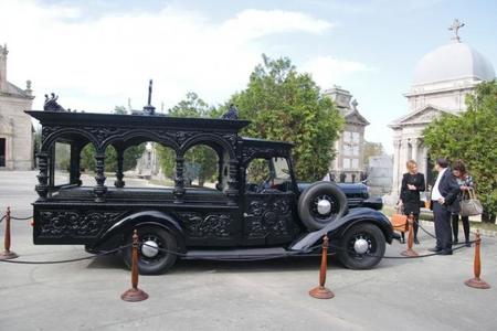 El coche fúnebre de 1938 que se expone en Vigo