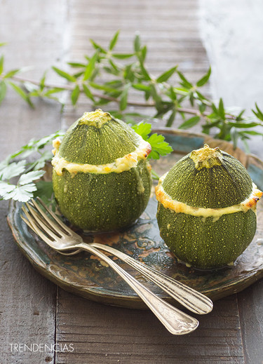 Calabacines rellenos de bechamel, bonito y parmesano. Receta para cenar bien