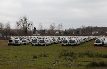 Cuando el carsharing fracasa: un descampado se convierte en el cementerio de miles de coches eléctricos