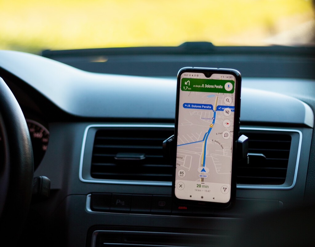 No tengo ni Android Auto ni Apple CarPlay en mi coche ni falta que me hace: por qué prefiero usar mi móvil con un soporte