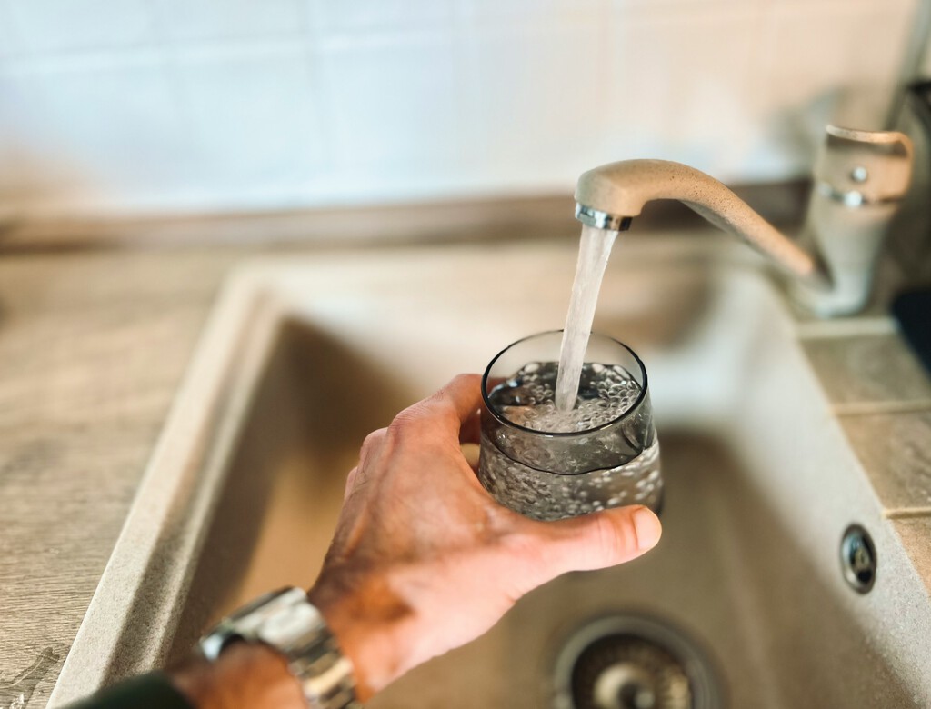 Hay gente que bebe o cocina con el agua que sale del grifo caliente. Este es el motivo por el que no conviene hacerlo