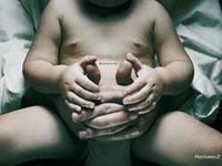 Los niños empiezan a jugar con aparatos electrónicos cada vez más temprano