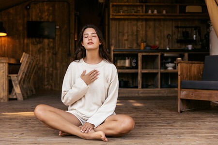 mulher contemplando o tempo