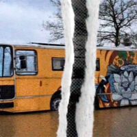 Un matrimonio francés con dos hijos se intentó burlar del capitalismo camperizando un autobús para dejar su casa. Ahora buscan casa