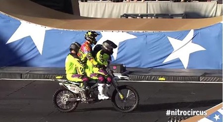 El primer backflip con cuatro pilotos