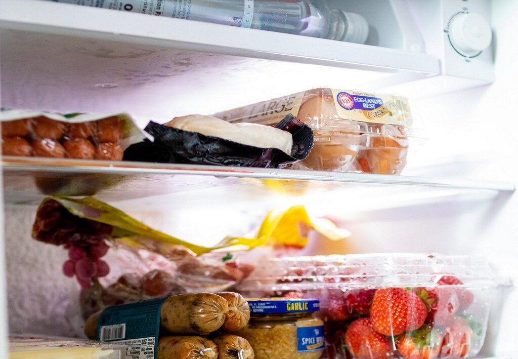 Tres errores habituales al guardar alimentos en el frigo que estropean la comida y ponen en riesgo nuestra salud 