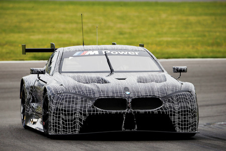El BMW M8 GTE sale a estirar las piernas en Lausitzring