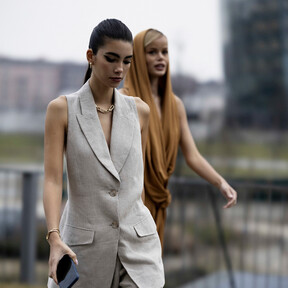 Sfera firma el traje de dos piezas ideal para el trabajo en el verano de 2025 (spoiler: también funciona como look de invitada) 