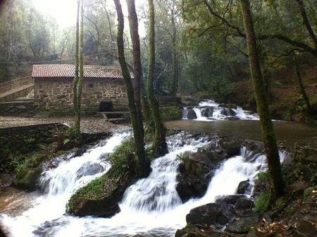 Ruta del Agua y la Piedra. Antiguos molinos cerca de la Ría de Arousa.