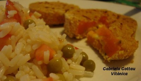 Calabaza rellena y empanada con ensalada de arroz. Receta saludable