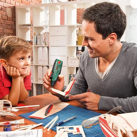 Chollo en el lápiz de pegamento termofundible a batería Bosch DIY GluePen, ideal para manualidades navideñas: rebajado a 17,90 euros en Amazon