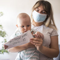 Ahora más que nunca, con el Covid circulando, que nadie toque ni bese a tu bebé 